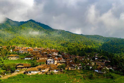 房子在山附近的航拍 · 免费素材图片