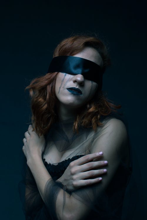 女人穿着黑色眼罩黑色甜心领口连衣裙 · 免费素材图片