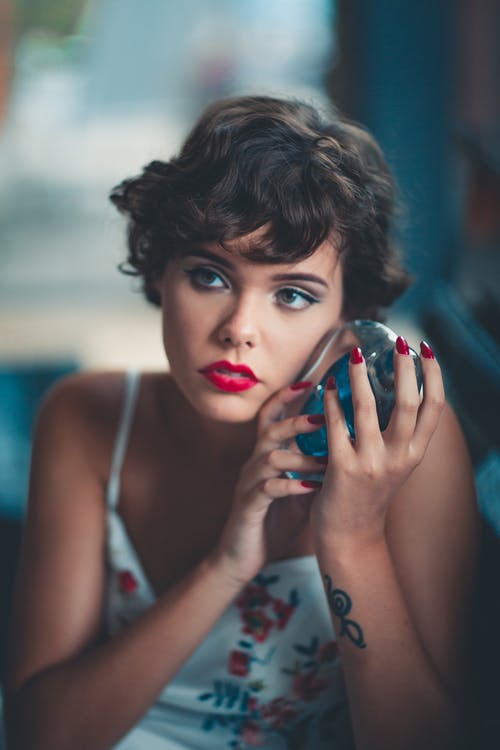 白色花裙子的女人 · 免费素材图片