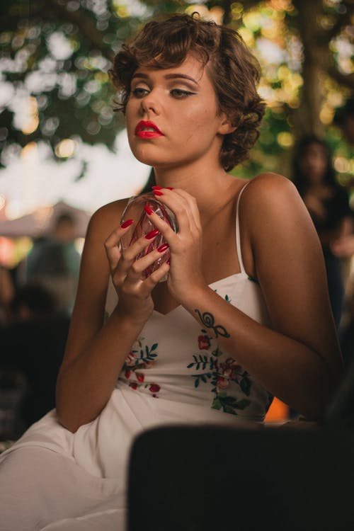 白色花裙子的女人 · 免费素材图片