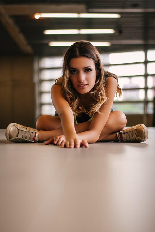 在健身房里做瑜伽的女人 · 免费素材图片