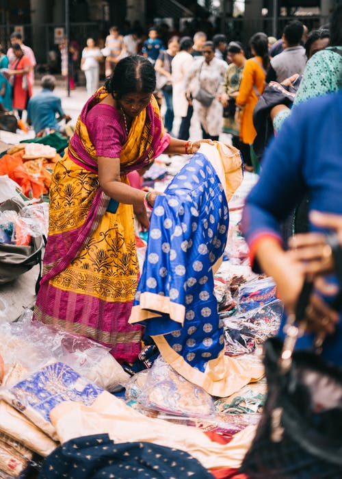 女人抱着蓝色和白色的印度传统服饰，附近的人 · 免费素材图片