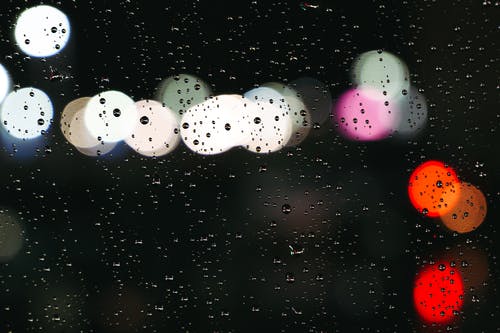 五彩缤纷的散景灯在镜子前与水滴 · 免费素材图片