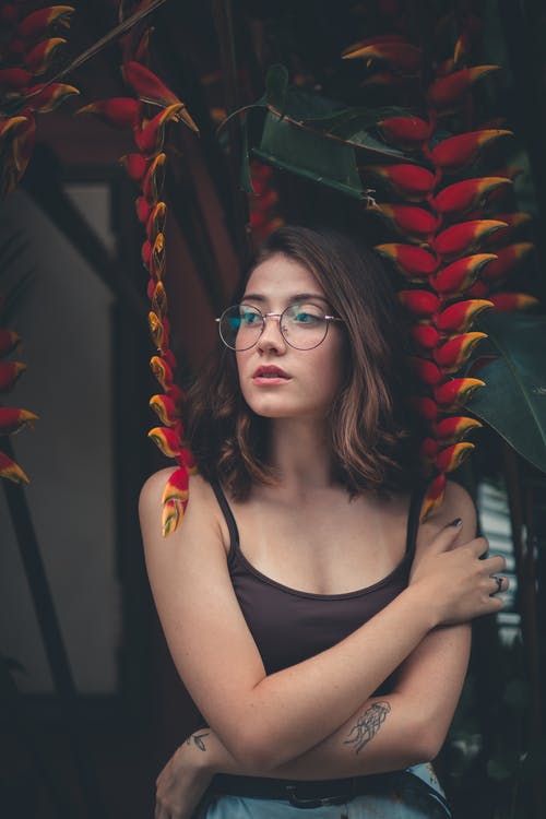 女人穿着黑色意大利面条皮带背心 · 免费素材图片