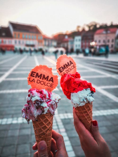 两个艾玛·拉杜尔冰淇淋 · 免费素材图片