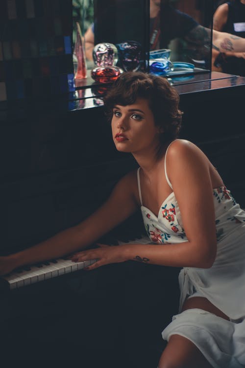 女人靠钢琴 · 免费素材图片
