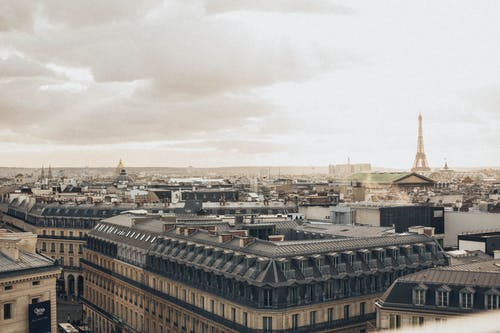 法国巴黎埃菲尔铁塔附近的混凝土建筑物的航拍 · 免费素材图片