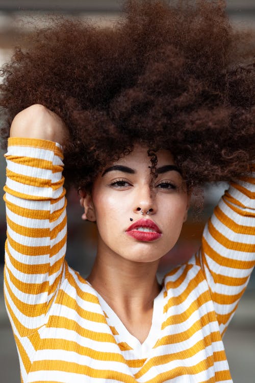 黄色和白色的条纹肘袖衬衫的女人 · 免费素材图片