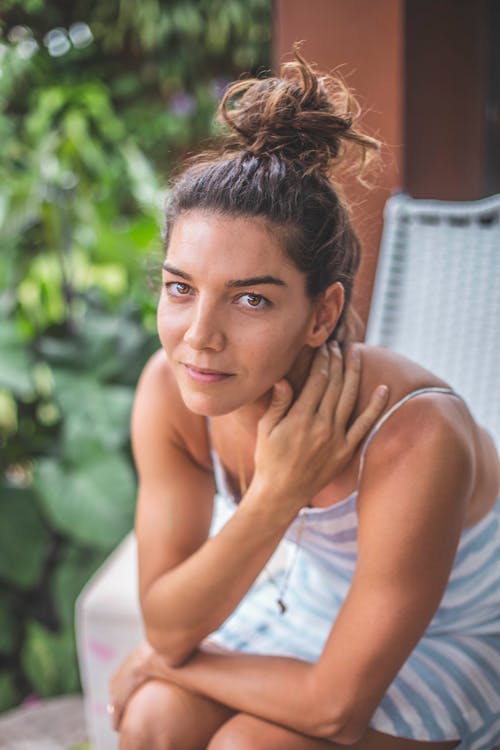 女人穿着白色和蓝色条纹意大利面条皮带连衣裙 · 免费素材图片