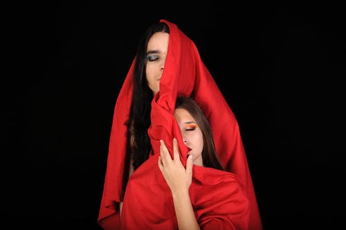 红色围巾的女人 · 免费素材图片