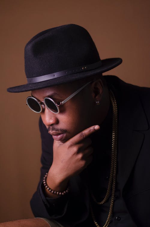 男人抱着他的下巴 · 免费素材图片