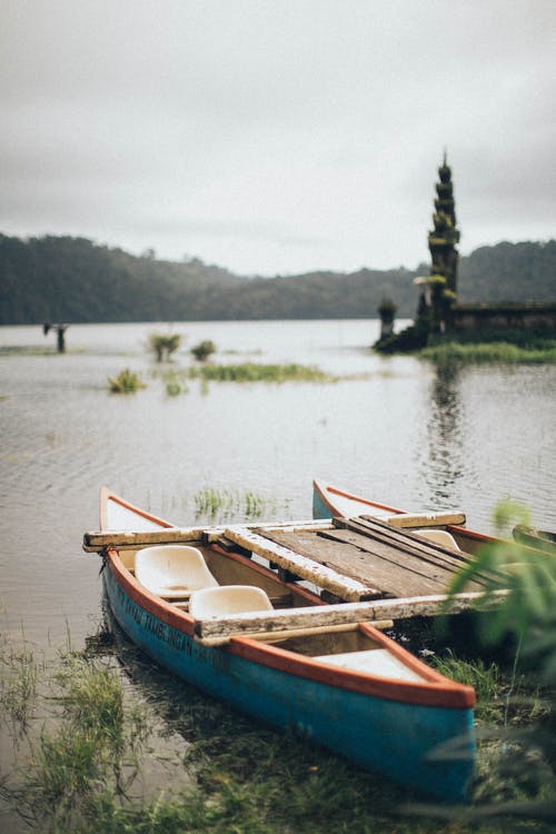 水面上的蓝色独木舟 · 免费素材图片