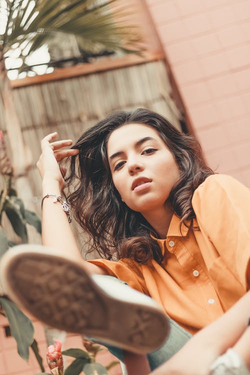 女人举起她的右脚 · 免费素材图片