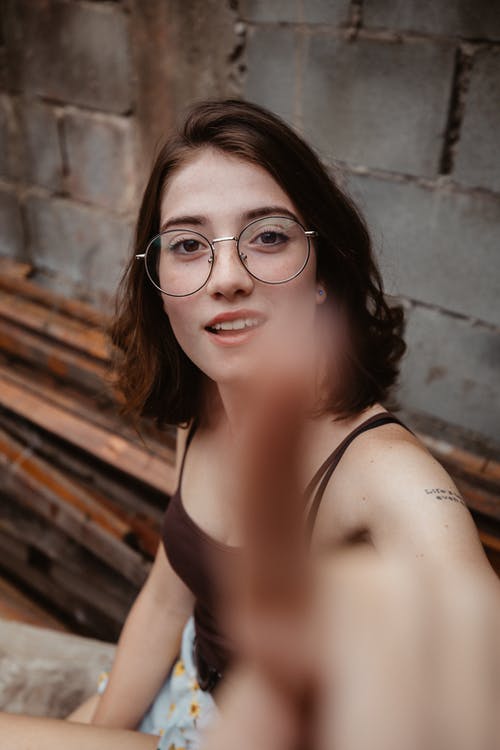 女人要触摸相机的选择性聚焦摄影 · 免费素材图片