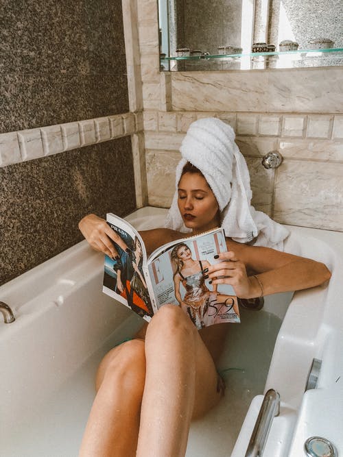 浴缸里读杂志的女人 · 免费素材图片