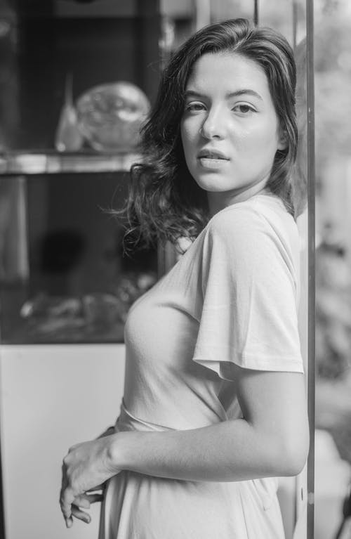 房间里的女人的灰度摄影 · 免费素材图片