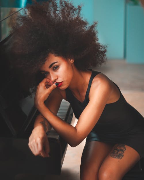 女人靠钢琴 · 免费素材图片