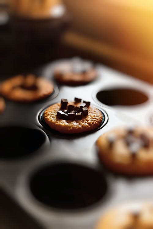 锡烤蛋糕的选择性焦点摄影与顶部的巧克力位 · 免费素材图片