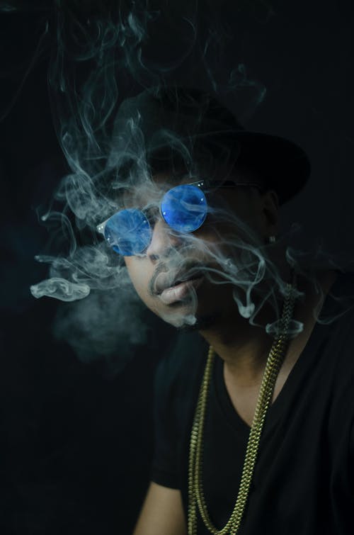 戴墨镜的男子的照片 · 免费素材图片