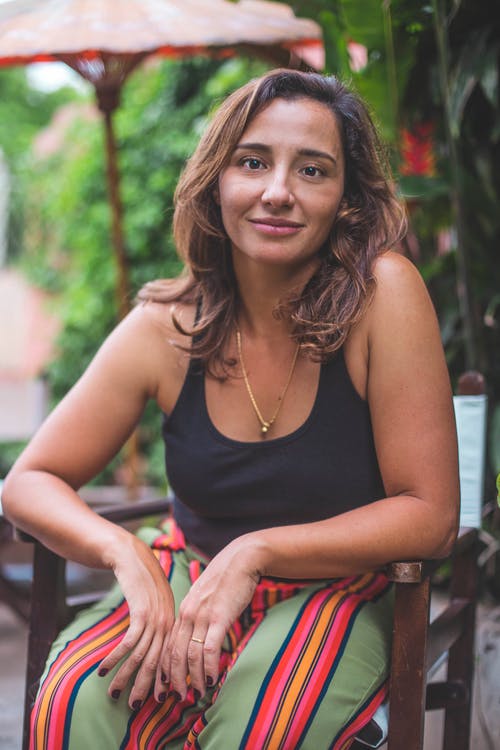 女人坐在椅子上的选择性聚焦摄影 · 免费素材图片