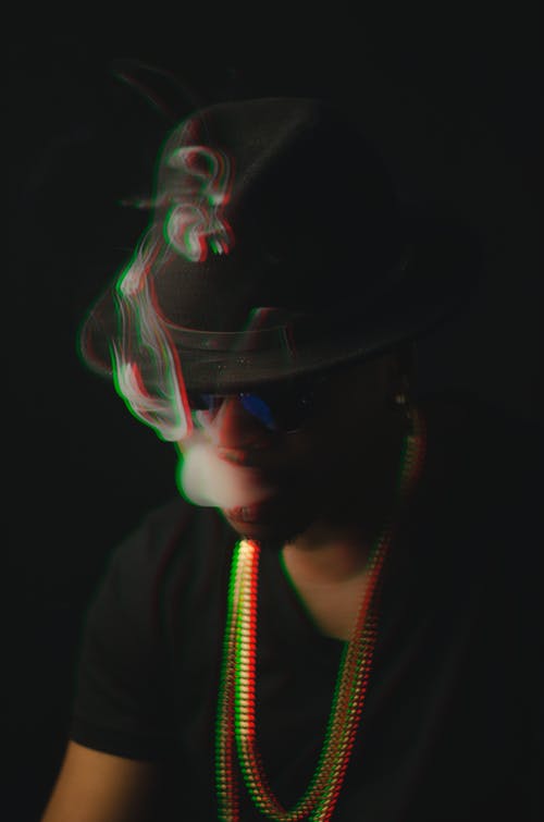 男子吸烟的照片 · 免费素材图片