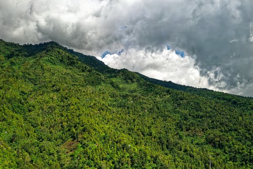 低角度的山照片 · 免费素材图片