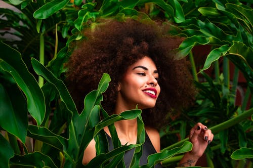 绿叶植物包围的女人的选择性聚焦摄影 · 免费素材图片