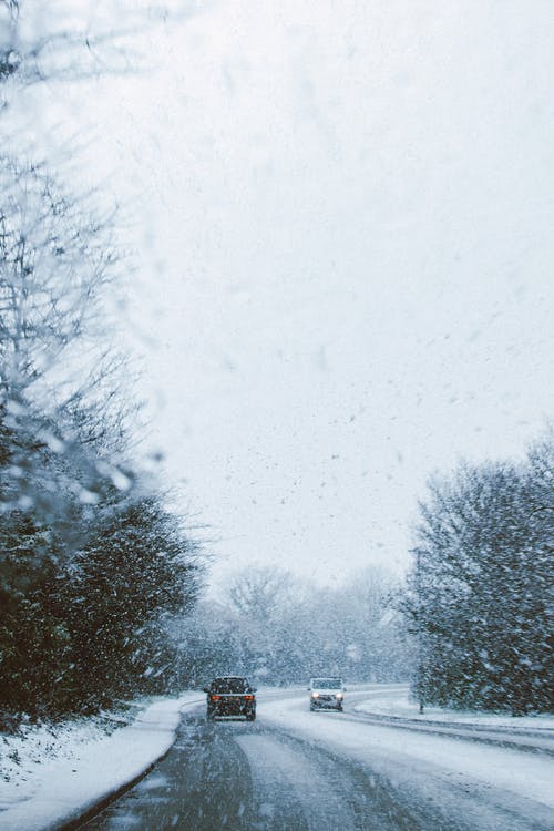 雪与道路上的汽车 · 免费素材图片