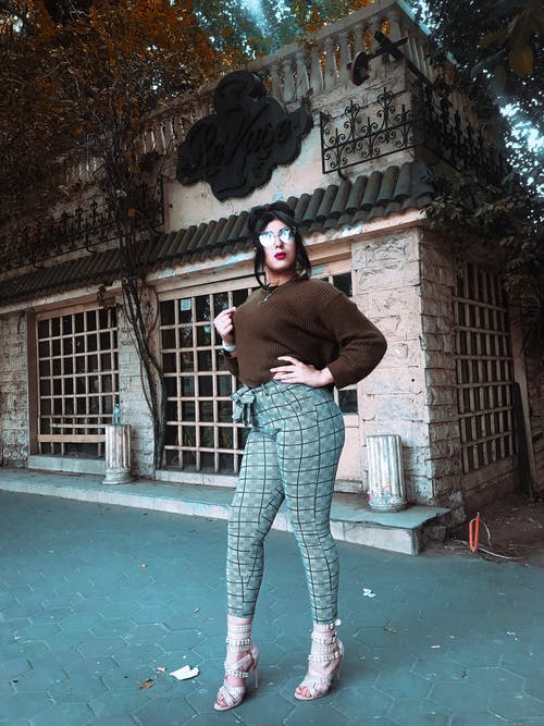 站立的妇女佩带的太阳镜照片 · 免费素材图片