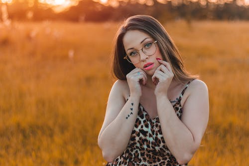 女人站在草地上摆姿势的照片 · 免费素材图片