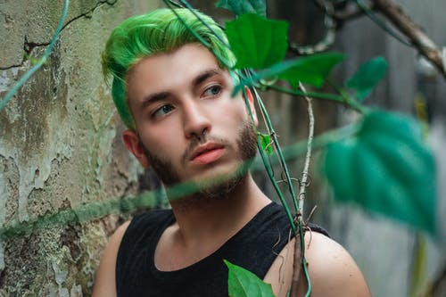 选择性聚焦照片的人，绿色的头发，看着别处 · 免费素材图片