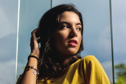 一个女人在窗前摆姿势的特写照片 · 免费素材图片