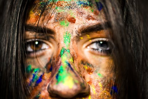 女人涂在脸上的特写照片 · 免费素材图片