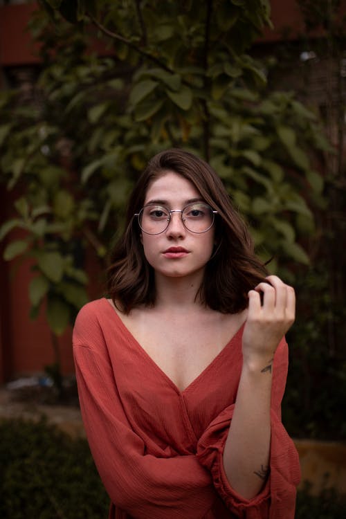 站在植物前的女人 · 免费素材图片