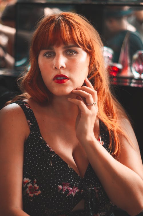 女人抱着左脸颊 · 免费素材图片