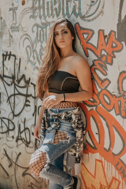 常设女人靠在墙上 · 免费素材图片