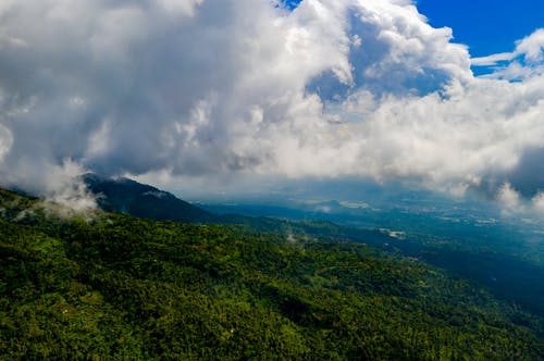 白天山的鸟瞰图 · 免费素材图片