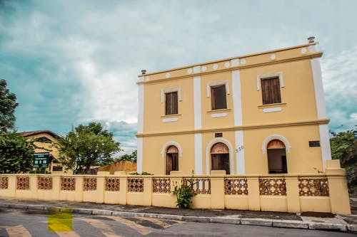 棕色混凝土建筑 · 免费素材图片