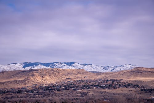 雪山在湛蓝的天空下 · 免费素材图片