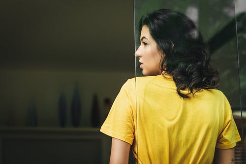 倚在玻璃窗口上的女人穿衬衫 · 免费素材图片