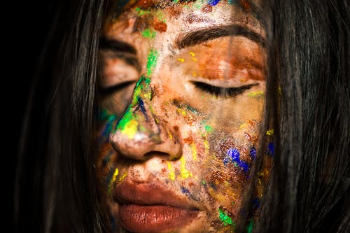 女人的脸上涂着颜料的特写照片 · 免费素材图片