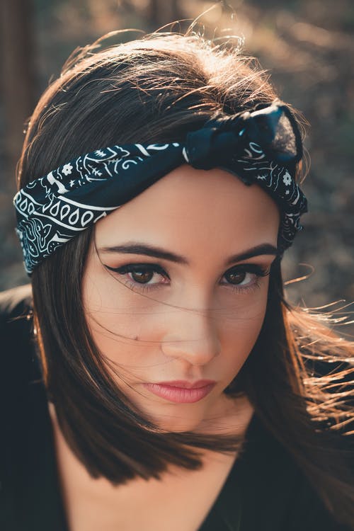 女人穿着黑色头巾的特写照片 · 免费素材图片