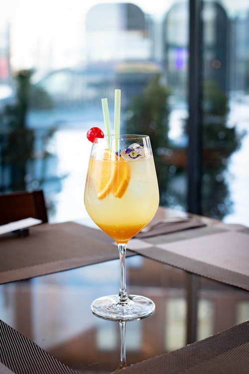 在桌子上喝 · 免费素材图片