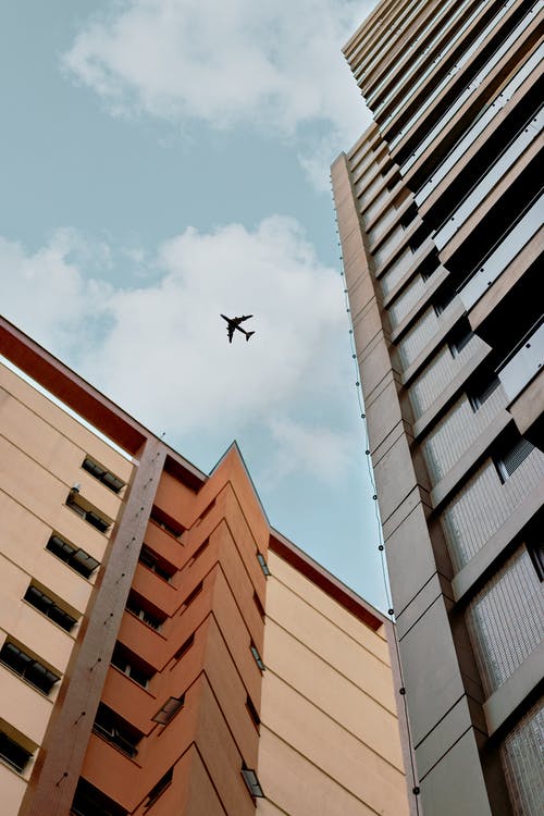 建筑物上方的飞机 · 免费素材图片