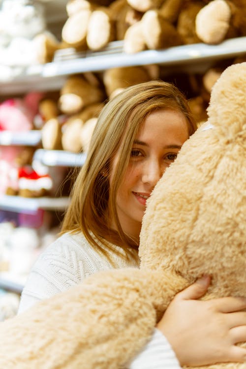 女人抱着一只泰迪熊 · 免费素材图片