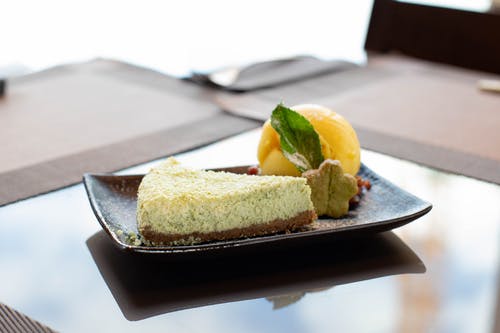 黑色板上切蛋糕 · 免费素材图片