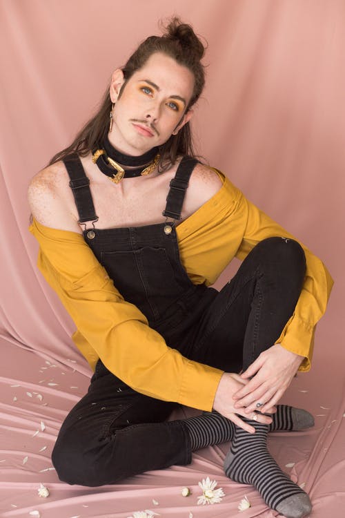 男子坐在焦点摄影的粉红色纺织 · 免费素材图片