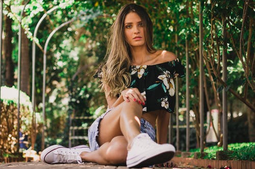 女人穿露肩作物上衣 · 免费素材图片