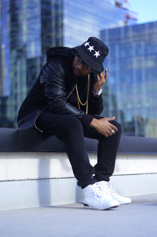 坐在玻璃窗附近的人 · 免费素材图片