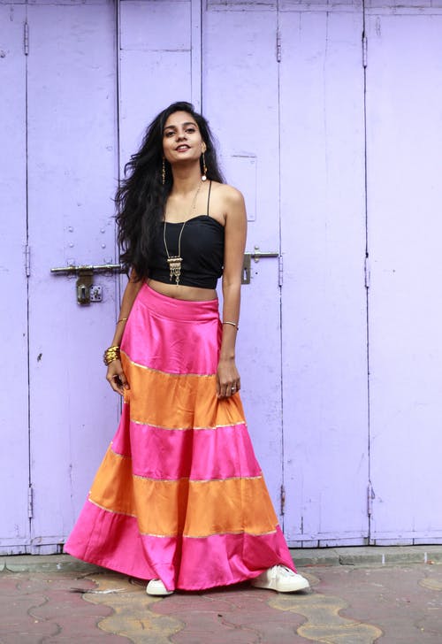 女人穿作物顶部的照片 · 免费素材图片